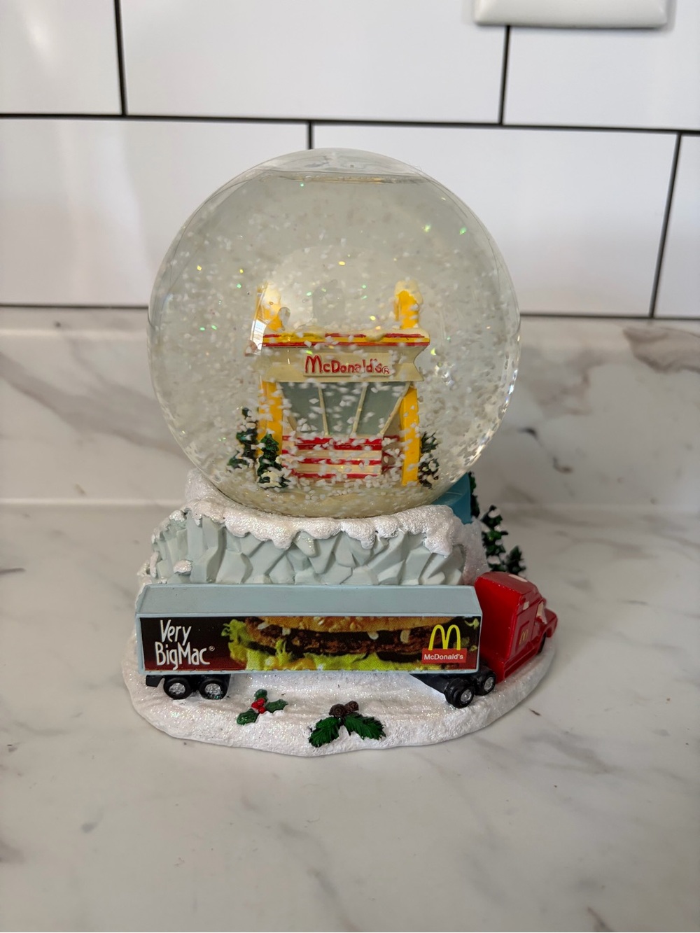 McDonald's BIG MAC Holiday Snow Globe – Red & Yellow Festive Decor 2006